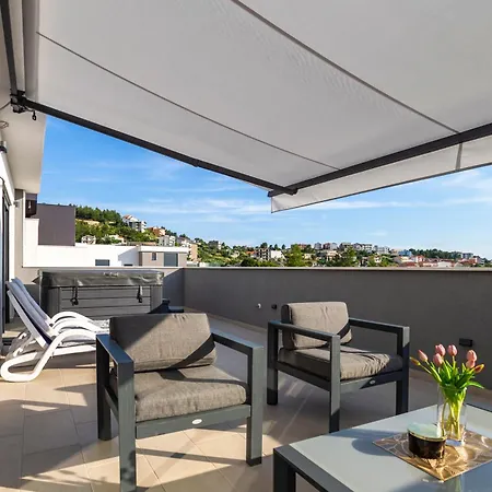 Luxury Hermes - Heated Pool, Jacuzzi, Elevator