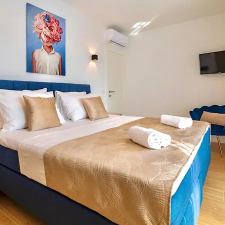 Luxury Hermes - Heated Pool, Jacuzzi, Elevator *