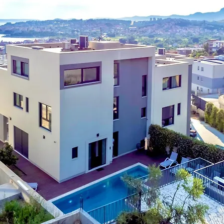 Luxury Hermes - Heated Pool, Jacuzzi, Elevator