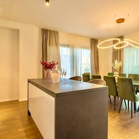 Villa Luxury Hermes - Heated Pool, Jacuzzi, Elevator Podstrana