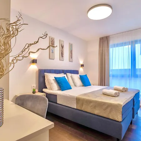 Luxury Hermes - Heated Pool, Jacuzzi, Elevator * Podstrana