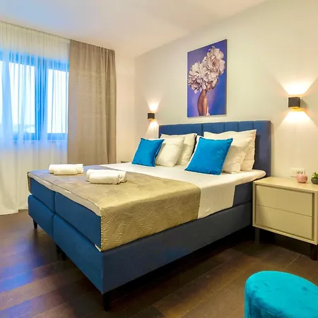 Luxury Hermes - Heated Pool, Jacuzzi, Elevator