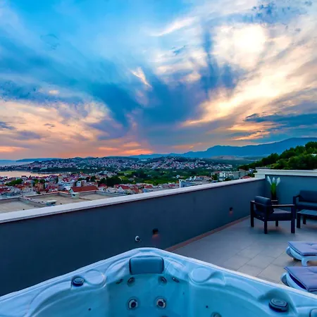 Luxury Hermes - Heated Pool, Jacuzzi, Elevator Podstrana