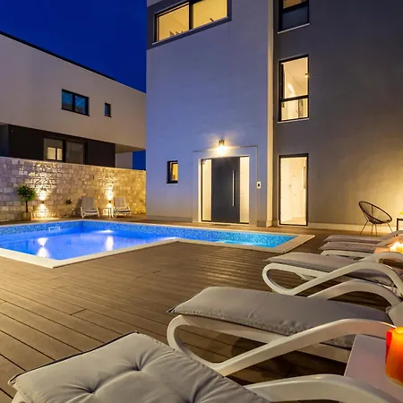 Villa Luxury Hermes - Heated Pool, Jacuzzi, Elevator