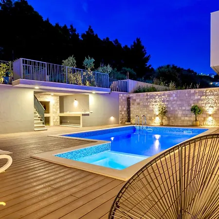 Luxury Hermes - Heated Pool, Jacuzzi, Elevator Villa