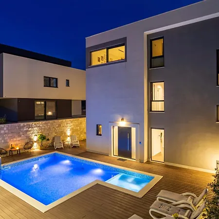 Villa Luxury Hermes - Heated Pool, Jacuzzi, Elevator Podstrana
