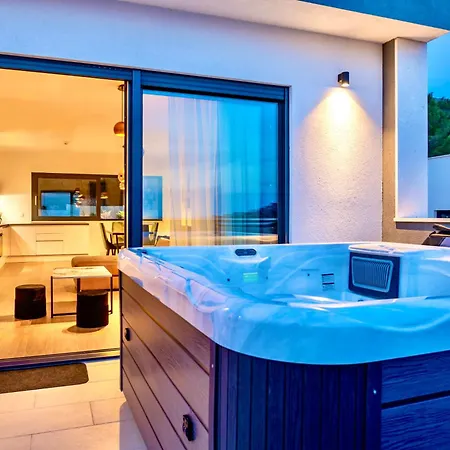 Luxury Hermes - Heated Pool, Jacuzzi, Elevator *